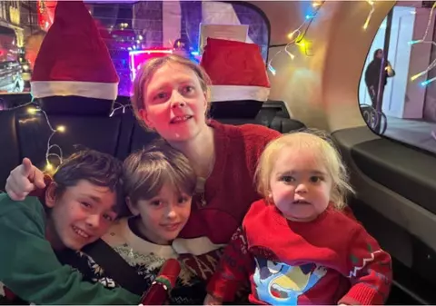 Taximetriștii au plimbat copiii bolnavi de la un spital, pentru a vedea luminițele de Crăciun din Londra