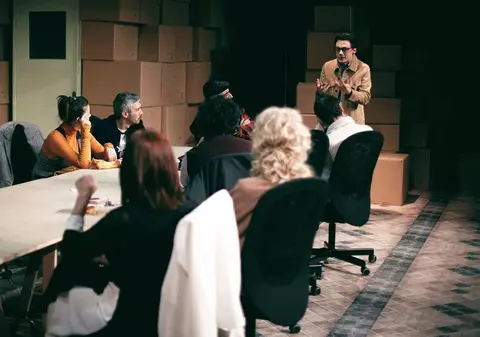 Cum poți viziona chiar acum o piesă de teatru excelentă? Concurs. Teatru la tine acasă, adus de Libertatea și PiciordePlay. Răspunde corect și primești acces la piesa „Vinovat.Nevinovat”