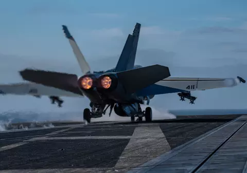 Un avion de vânătoare american a fost doborât din greșeală când decola de pe un portavion și un crucișător tot american a deschis focul, în Marea Roșie