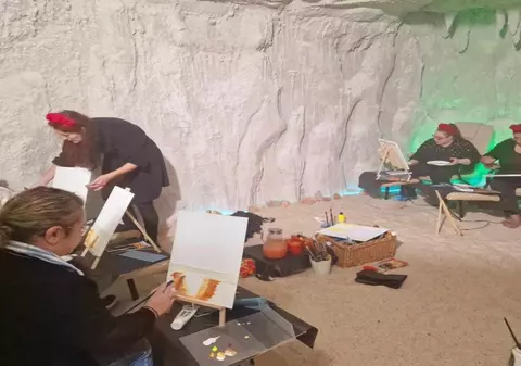 Două românce și-au deschis salină lângă Londra, cu sare adusă în TIR-uri de la Praid și de la Turda. Românii au reducere