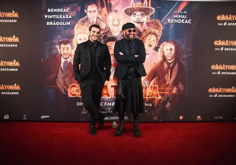 Cine l-a ajutat pe Mihai Bendeac să se îmbrace în fustă la premiera filmului „Căsătoria”. Ținutele purtate de ceilalți actori