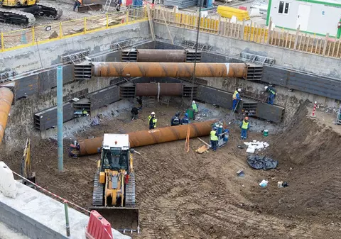 Explozie pe șantierul Magistralei 6 a metroului din București, la stația Băneasa. Un muncitor turc a fost rănit și dus la spital