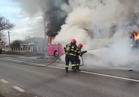 Un autocar plin cu copii a luat foc în județul Neamț, în dreptul unei stații GPL