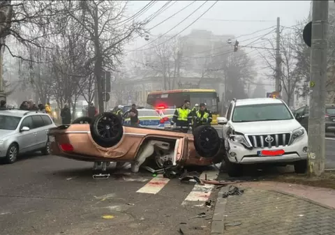 O femeie din Ploiești s-a suit băută și fără permis la volanul unui Bentley, după care s-a răsturnat cu mașina