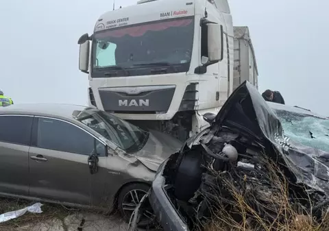 Accident grav, cu trei mașini implicate, în apropiere de Baia, județul Tulcea. O persoană a rămas încarcerată