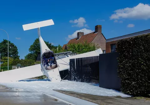 Doi influenceri s-au filmat în timp ce se prăbușeau cu avionul. Au rămas cu răni pe viață