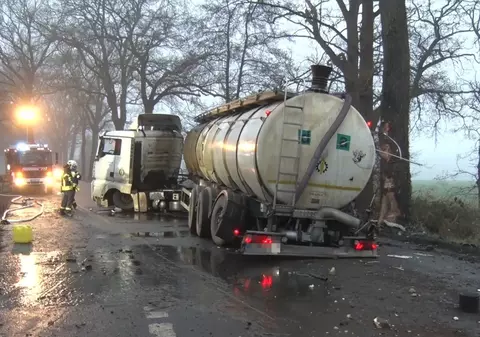 O șoferiță de TIR de 20 de ani a lovit trei copaci, după ce a acroșat-o alt camion. Al doilea șofer nici n-a oprit să vadă dacă fata mai trăiește