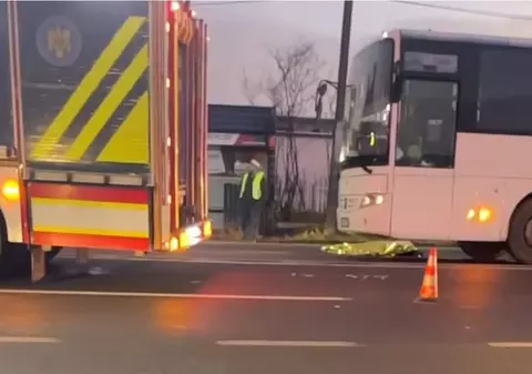O femeie din județul Iași a murit după ce a fost lovită de un autoturism și aruncată sub roțile unui autocar