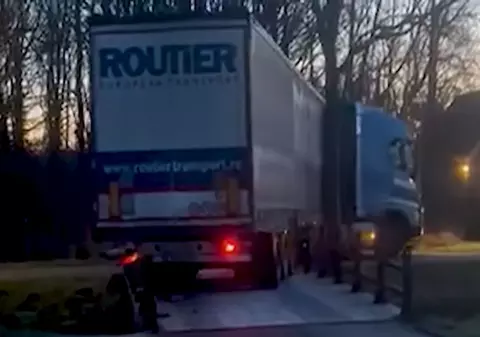 Șofer român filmat când trece cu TIR-ul pe un pod îngust pentru biciclete și-l distruge, în Olanda: „Am făcut semn, am claxonat”