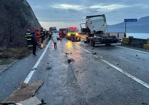 Șoferul unui TIR a murit, după ce a acroșat un utilaj agricol de pe contrasens, pe DN6, în Orșova. Trafic blocat, coadă de peste 10 kilometri