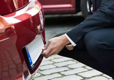 Acte necesare pentru numere roșii în 2026. Cum faci înmatricularea provizorie a mașinii