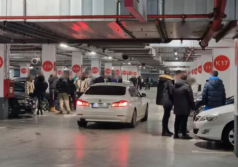 Tinerii pasionați de mașini din Constanța și-au schimbat locul de întâlnire în parcarea subterană a unui mall din oraș