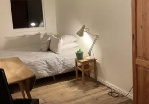 Anunțul de închiriere a unei camere a devenit viral. Cerințele proprietarei din Londra: „Să ajungă acasă după 20.30 seara”