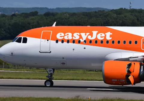 Aterizare de urgență, după ce o adolescentă înfuriată de tusea unei fetițe a amenințat echipajul și a încercat să deschidă ușa avionului 