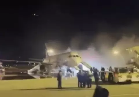 Un avion a luat foc pe pistă, în Coreea de Sud. Pasagerii, evacuați pe tobogane gonflabile | VIDEO