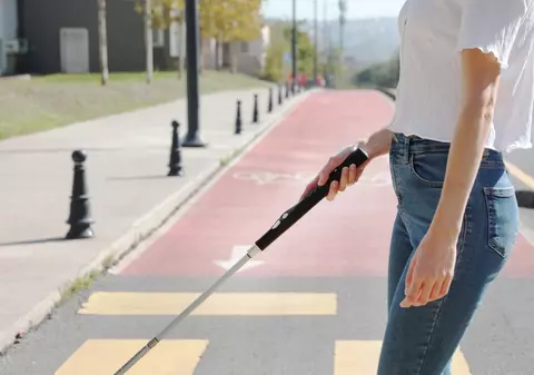 Bastonul smart cu AI pentru nevăzători identifică obstacole și îi ajută pe aceștia să navigheze mai ușor în viața de zi cu zi