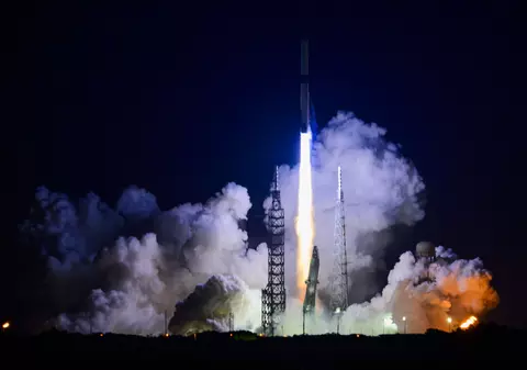 Rivalitatea dintre Jeff Bezos și Elon Musk continuă după ce proprietarul Amazon a lansat cu succes pe orbită racheta comercială Blue Origin New Glenn