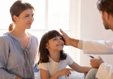 Când și cum trebuie să intervină un neurolog pediatru: Semnele care necesită o evaluare specializată