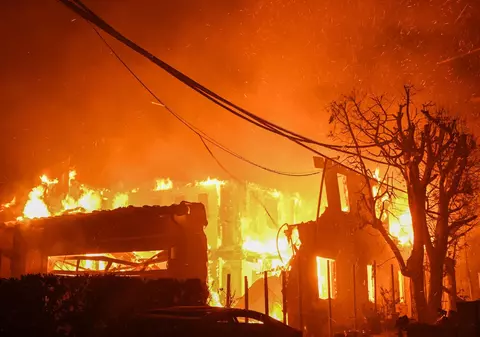 5 oameni morți în incendiile din Los Angeles. Pompierii au fost lăsați de primărie fără 17,6 milioane de dolari, în urmă cu câteva luni