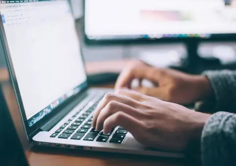 Ce joburi au căutat românii la începutul anului: aproape 140.000 de căutări au fost efectuate pentru jobul de șofer, 88.000 pentru cele de inginer, 60.000 pentru asistent medical și 58.000 pentru contabil. Scade interesul pentru joburile remote.