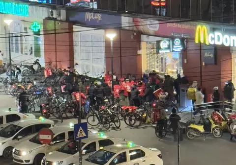 Coadă la Mc Donalds în Cluj și Suceava, în prima zi a anului. „Mai mâncați o slană, un cârnat”