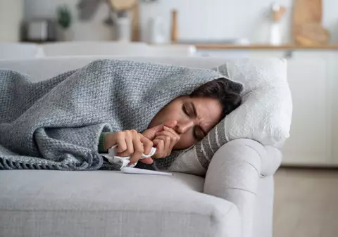 Creștere alarmantă a cazurilor de viroze și pneumonii în Galați. Cum pot fi suspendate orele în școli