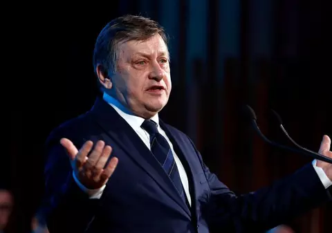 Crin Antonescu, post blocat timp de 24 de ani, la un liceu de prestigiu din Tulcea. Nici Klaus Iohannis nu a lăsat steagul jos. „S-a aplicat legislația”