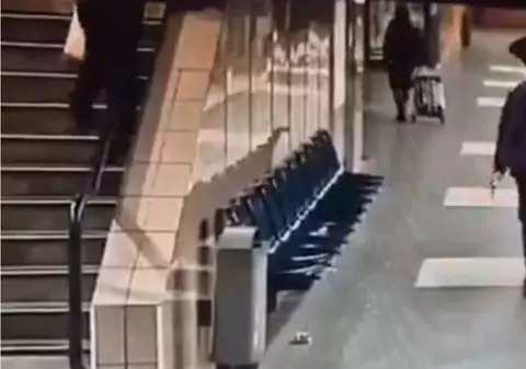 Un bărbat a fost înjunghiat în gât de un străin pe care l-a lovit accidental într-o stație de metrou din Franța | VIDEO