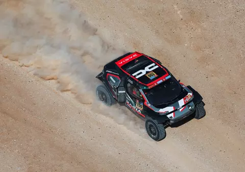 Dacia câștigă prima sa etapă de raliu Dakar din istorie, chiar la prima participare