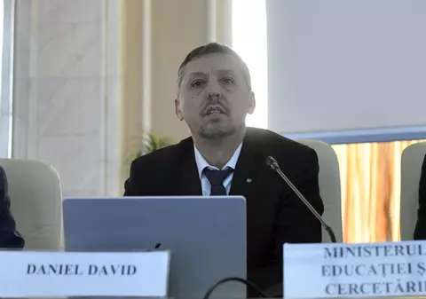 Elevii de liceu vor învăța doar de pe manuale digitale la unele materii, anunță ministrul Educației, Daniel David