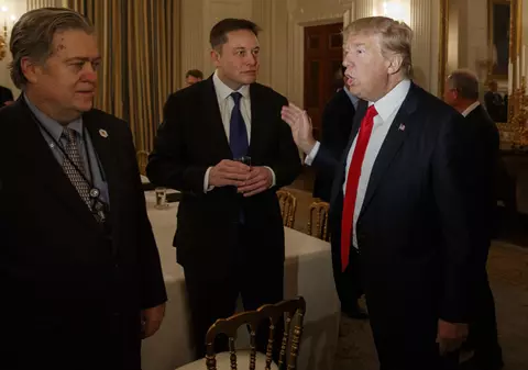 Donald Trump se confruntă cu un conflict deschis în tabăra sa, după ce Steve Bannon a amenințat că îi va „smulge capul” lui Elon Musk