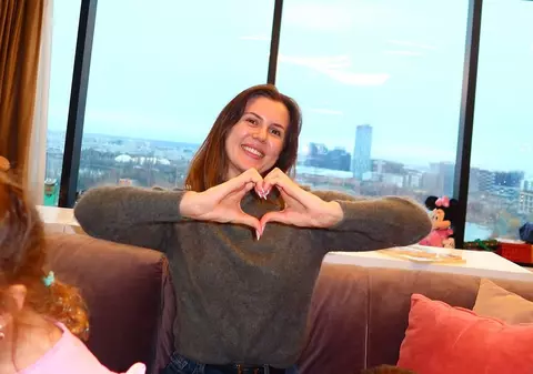 Surpriza de care au avut parte Emily Burghelea și soțul ei atunci când au fost ceruți de nași. Ce cadou le-au pregătit prietenii lor