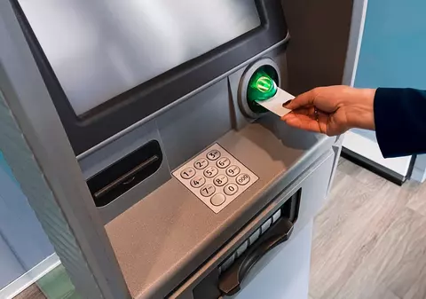 Comisioanele pe care le vor plăti românii când retrag bani de la ATM-ul băncii care a emis cardul