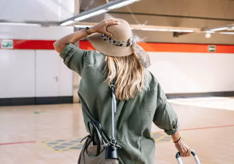 O femeie a plecat de 13 ori în vacanță, într-un singur an, fără să își ia o zi de concediu. Următoarea destinație este București