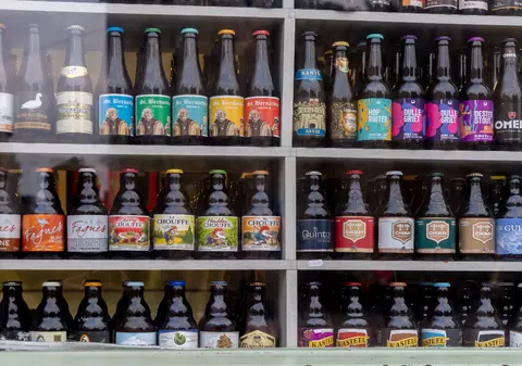 Schimbare în obiceiurile de consum. Francezii beau acasă mai multă bere decât vin