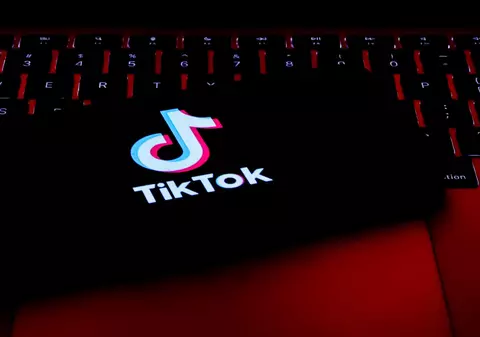 O femeie din Iași s-a îndrăgostit pe TikTok și i-a trimis iubitului toți banii din casă, pentru a primi aur de 1.000.000 de euro