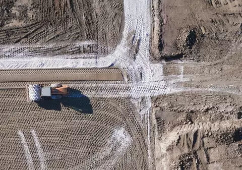 România se pregătește pentru o expansiune majoră a infrastructurii. Peste 1.500 km de șosele și căi ferate au primit acord de mediu, iar alți 1.000 km sunt în evaluare