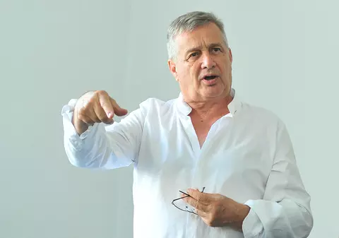 Casa lui Mircea Dinescu a fost incendiată. Prima reacție a scriitorului. „Întâi mi-au dat foc la vie, acum câteva luni”