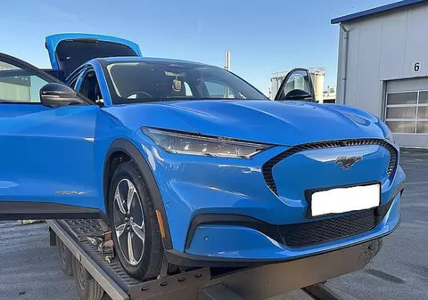 Patru români care aduceau un Ford Mustang electric în țară au rămas fără bolidul de 40.000 de euro, în Germania. Îl primesc înapoi dacă plătesc încă 12.000 de euro