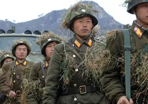 Un soldat nord-coreean a fost filmat când se aruncă în aer ca să nu fie capturat de ucraineni, după ce s-a luptat cu ei sălbatic, o zi întreagă, în Kursk