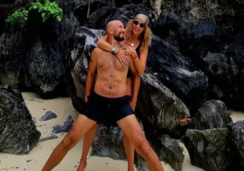 Anca Țurcașiu și iubitul ei, surprinși în ipostaze tandre pe plaja din Filipine. „Există viață perfectă, există dragoste”