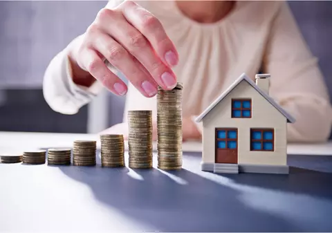 Trucul la care pot apela românii pentru a-și scădea ratele la creditele imobiliare, după creșterea dobânzilor