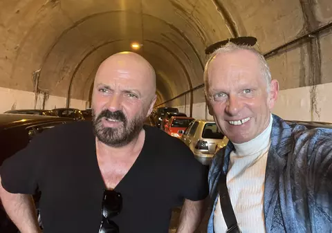 Leonard Miron, jefuit în cimitir. Fostul prezentator TV, experiență neplăcută în România. „Am găsit geanta aruncată pe o piatră de mormânt”