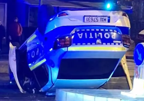 Filmare cu momentul în care e lovită și răsturnată mașina de poliție în misiune, în București. O polițistă a ajuns la spital 