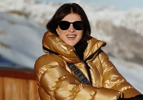 Cât costă salopeta de schi purtată de Monica Bîrlădeanu în vacanța în Alpi cu Valeriu Gheorghiță. Imagini cu cei doi pe pârtie