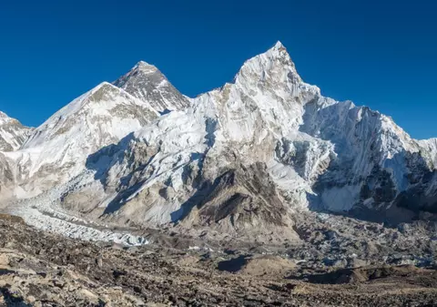 Everestul, o groapă de gunoi în aer liber. 240.000 de litri de urină ajung în ghețar, în fiecare sezon, și contaminează apele