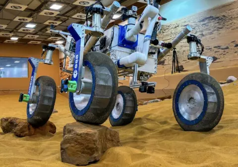 Cum funcționează noile cauciucuri de la NASA care sunt făcute să circule pe Lună și pe Marte