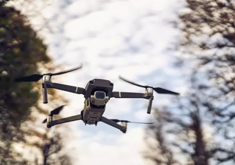 Drone care livrează droguri direct în celulele închisorii, în Anglia: „Amenințare la adresa securității naționale”