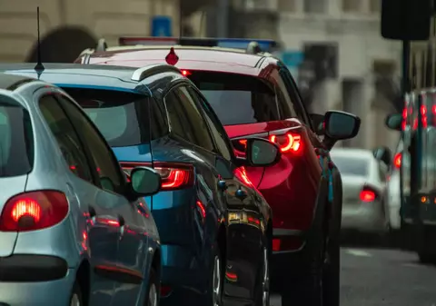 Șoferii din România ar putea plăti o taxă de decongestionare a traficului, ca în Manhattan și Londra. Documentul unui deputat PSD, pe masa autorităților