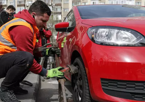 Cât este amenda pentru oprire neregulamentară în 2025. Pe lângă bani, şoferii indisciplinaţi pierd şi puncte